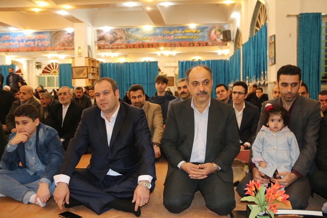حضور مسعود کاظمی شهردار ،جنابی رییس شورای اسلامی شهر و مدیران شهرداری لاهیجان در لحظه تحویل سال نو در گلزار شهدای شهرستان